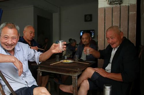 內(nèi)行人買白酒，不挑貴的只認(rèn)瓶身2行字，輕松選好酒